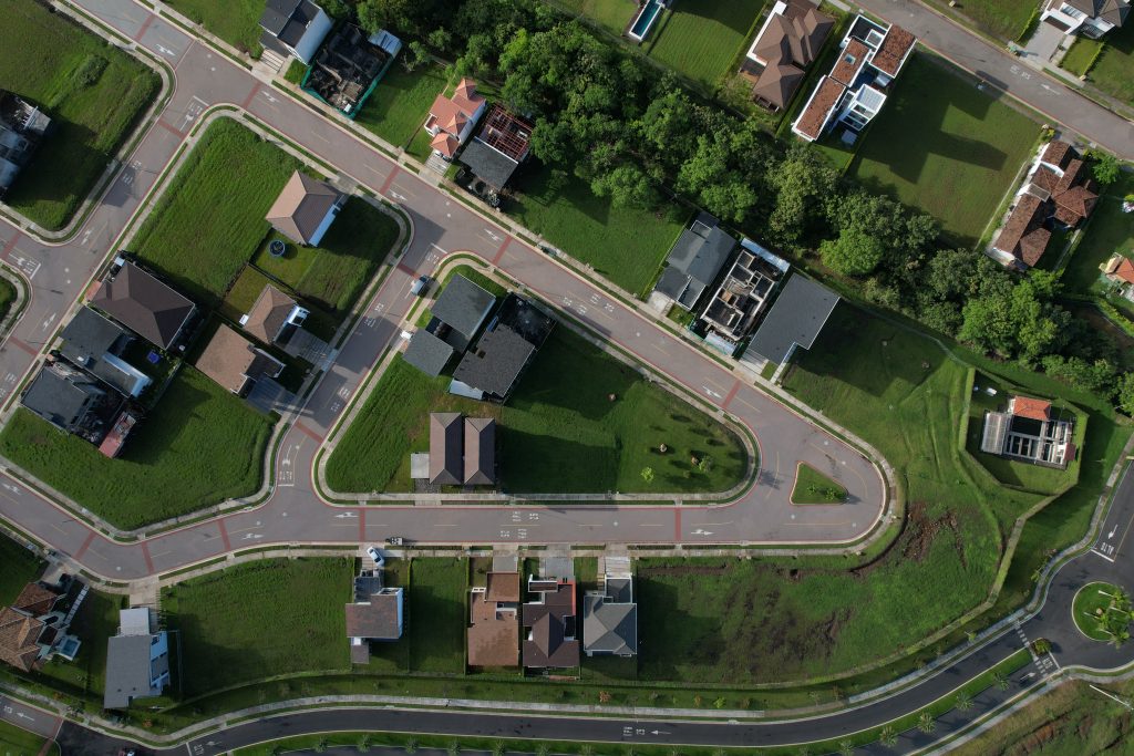 Los condominios de Ciudad Hacienda Los Reyes le ofrecen amplios lotes, en donde puede construir la casa de sus sueños.