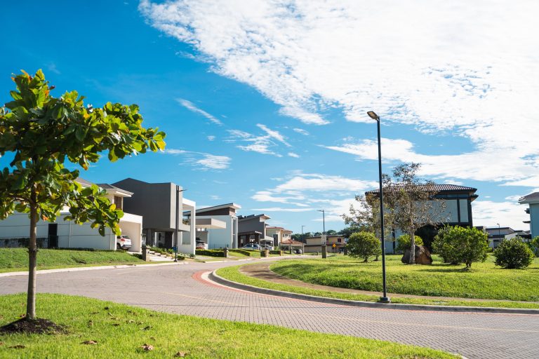 Los lotes en nuestros condiminios ofrecen amplias áereas para residencias individuales.