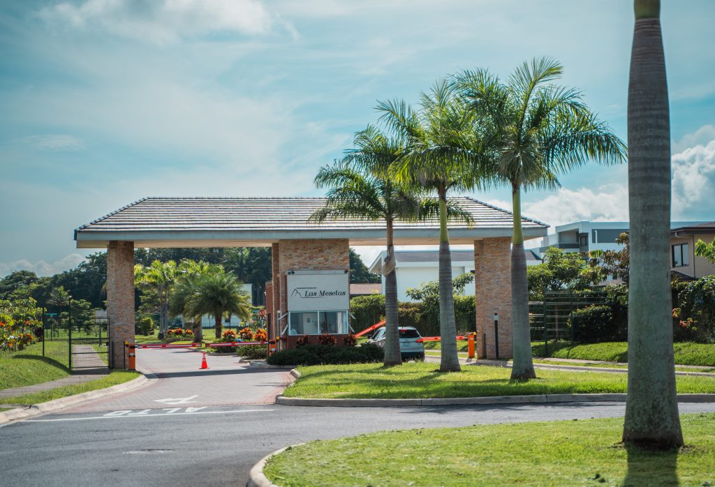 Amplia zona de acceso al condominio Las Mesetas ubicado en La Guacima de Alajuela.