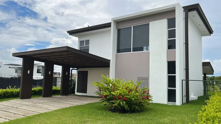 Fachada de casa de 2 pisos, construida en Ciudad-Hacienda Los Reyes ubicado en La Guacima de Alajuela.