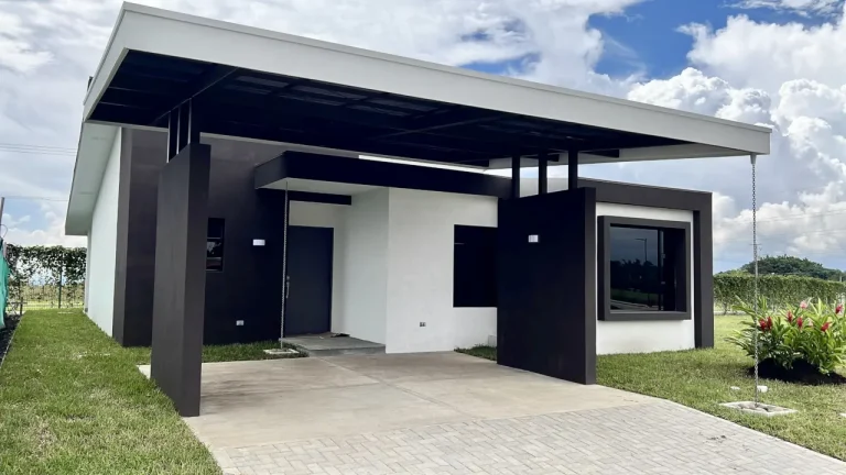 Fachada de casa de 1 piso ubicada en uno de los condominios de Ciudad-Hacienda Los Reyes en La Guacima.