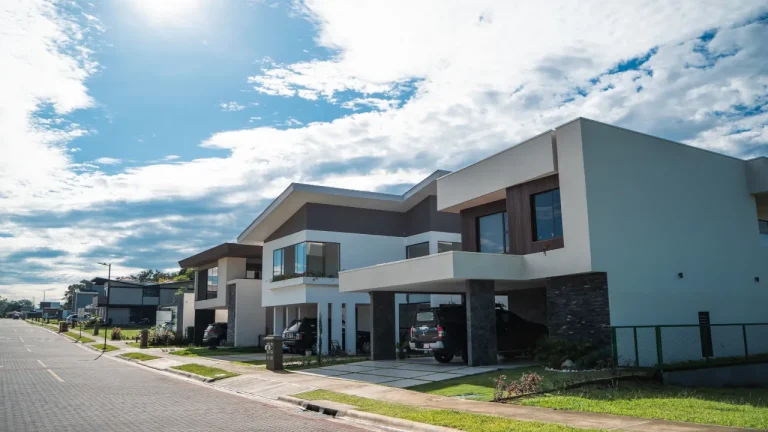 Vista de las casas construidas en uno de nuestros condominios en Ciudad-Hacienda Los Reyes, en La Guacima de Alajuela.