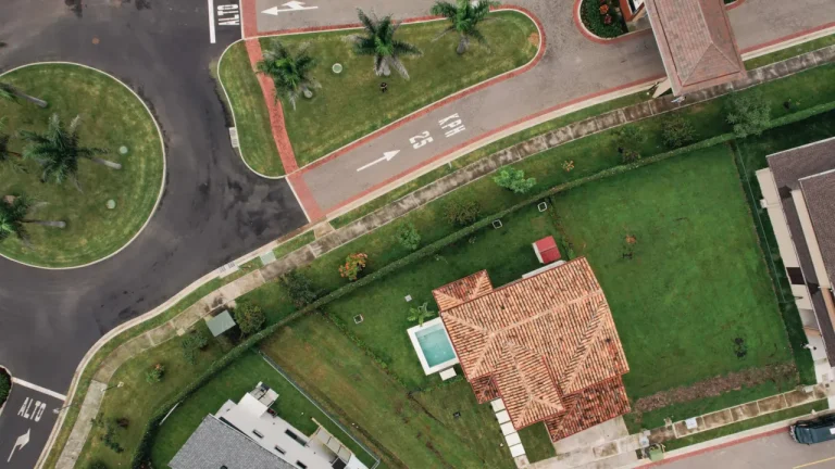 Nuestros condominios cuentan con infraestructura de primera, amplias zonas verdes, privacidad y accesos controlados.